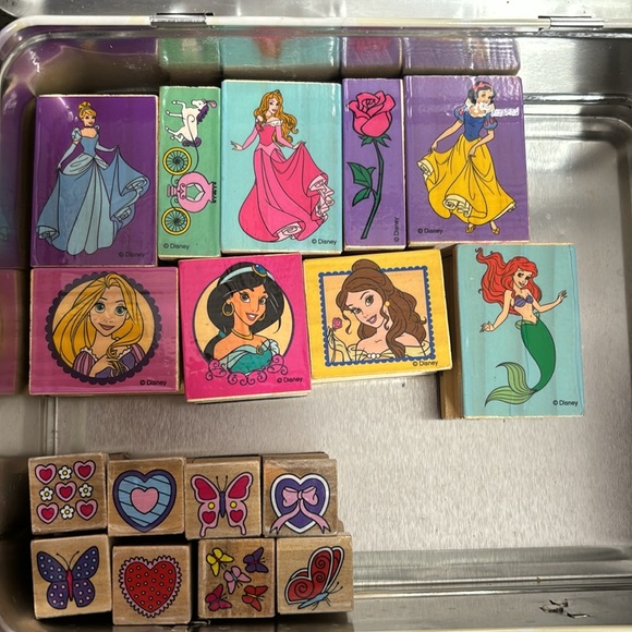 The tin box company, disneys  princess metal tin box with vintage stamps . - Picture 8 of 14